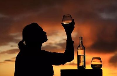 人生兩杯酒:一杯敬過往，一杯敬明天